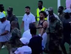 非洲区预选赛中有观众粉丝试图攻击萨拉赫，军警介入保护萨拉赫离场